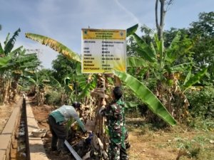 Untuk Ketahanan Pangan, Anggota TNI Pantau Pembangunan Irigasi Sepanjang 80 Meter