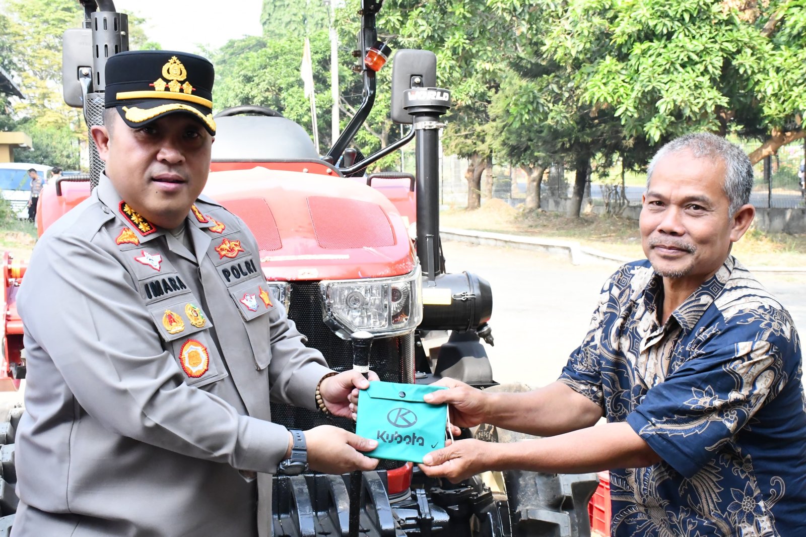 Perkuat Swasembada Pangan, Polresta Cirebon Salurkan 8 Unit Alsintan Kementan ke Petani Perkuat Swasembada Pangan, Polresta Cirebon Salurkan 8 Unit Alsintan Kementan ke Petani