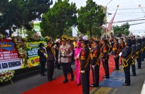 Langkah Perdana AKBP Bellen di Mapolres Kuningan Disambut Tradisi Pedang Pora