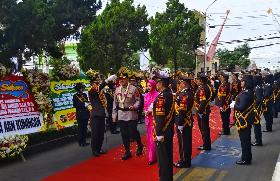 Langkah Perdana AKBP Bellen di Mapolres Kuningan Disambut Tradisi Pedang Pora