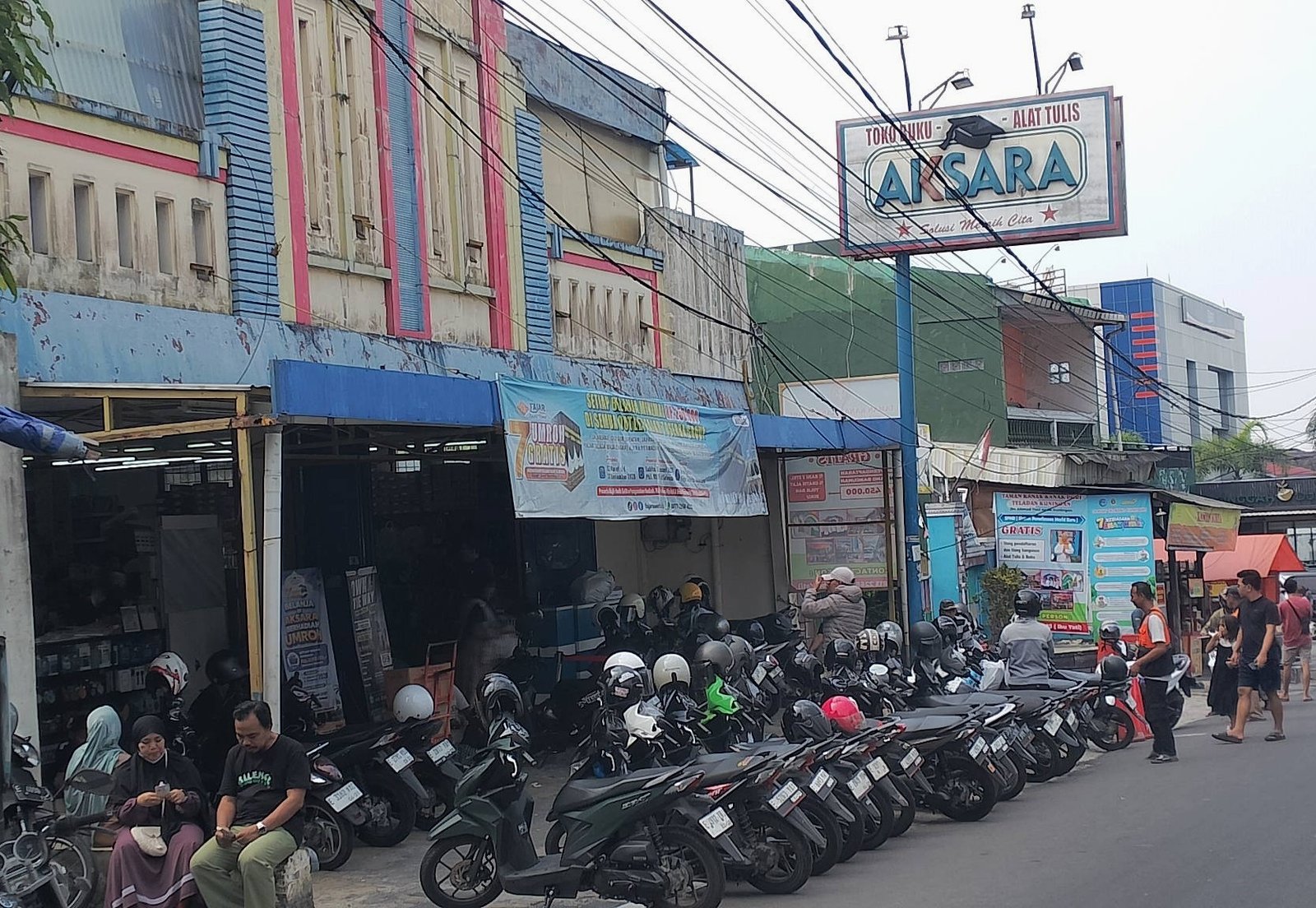 H-1 Masuk Sekolah, Toko Buku Aksara Diserbu Ibu-Ibu dan Calon Siswa H-1 Masuk Sekolah, Toko Buku Aksara Diserbu Ibu-Ibu dan Calon Siswa