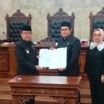 DPRD Cirebon Sahkan LPJ APBD 2025, Bupati Serahkan Kerangka Anggaran 2027