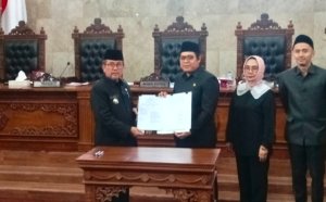 DPRD Cirebon Sahkan LPJ APBD 2025, Bupati Serahkan Kerangka Anggaran 2027