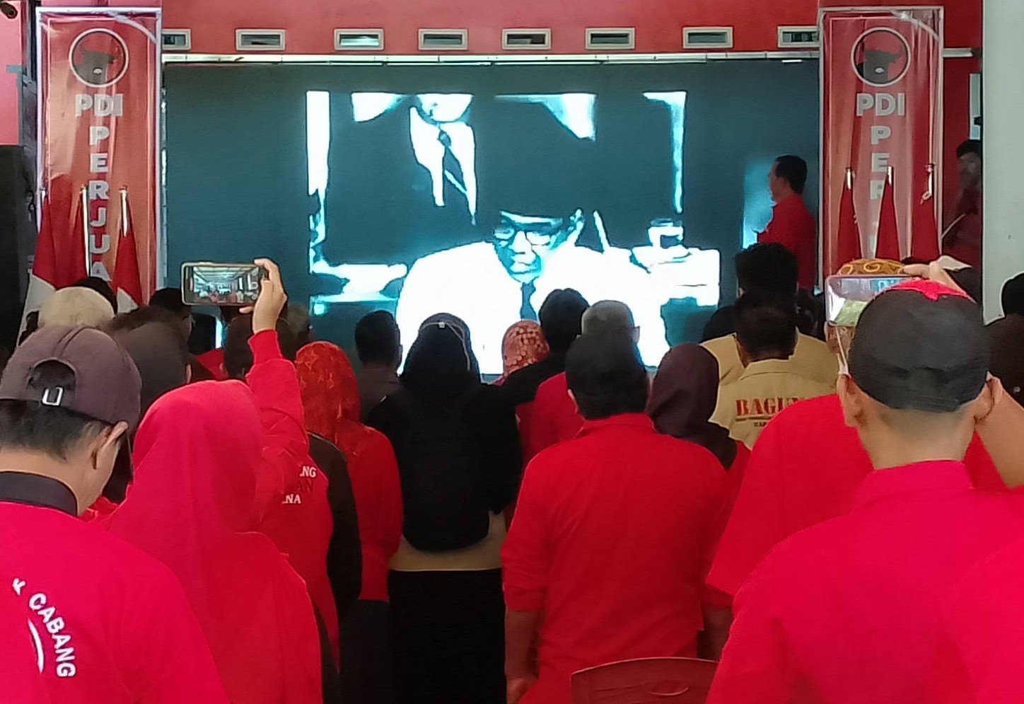 Kenang Tragedi 27 Juli, DPC PDI-P Kuningan Gelar Nobar dan Doa Bersama Kenang Tragedi 27 Juli, DPC PDI-P Kuningan Gelar Nobar dan Doa Bersama