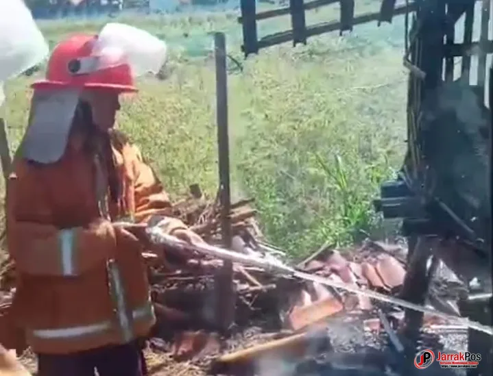 Hampir Merembet ke Pemukiman, Kebakaran Kandang Kambing di Losari Berhasil Dikendalikan Damkar Cirebon Hampir Merembet ke Pemukiman, Kebakaran Kandang Kambing di Losari Berhasil Dikendalikan Damkar Cirebon