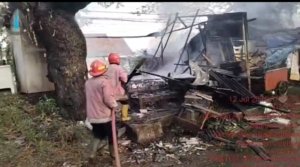 Dugaan Konsleting Listrik, Warung Semi Permanen di Arjawinangun Hangus Terbakar