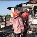 Detik-Detik Mencekam di Atas Atap Kayu: Korsleting Listrik Lahap 240 Meter Pesantren Al-Anwariyah, Kitab Suci dan Seragam Santri Hangus Dilalap Api