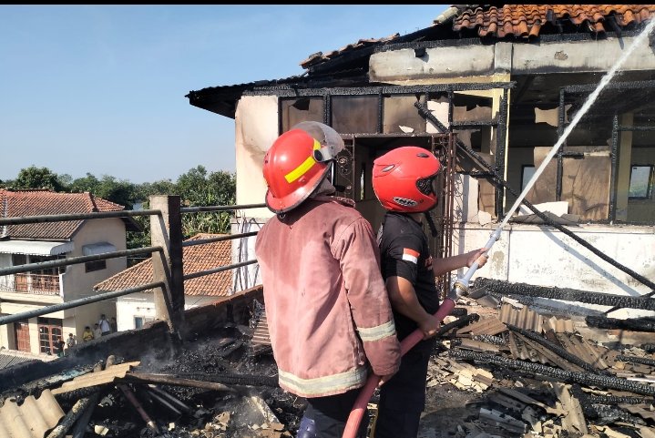 Detik-Detik Mencekam di Atas Atap Kayu: Korsleting Listrik Lahap 240 Meter Pesantren Al-Anwariyah, Kitab Suci dan Seragam Santri Hangus Dilalap Api Detik-Detik Mencekam di Atas Atap Kayu: Korsleting Listrik Lahap 240 Meter Pesantren Al-Anwariyah, Kitab Suci dan Seragam Santri Hangus Dilalap Api