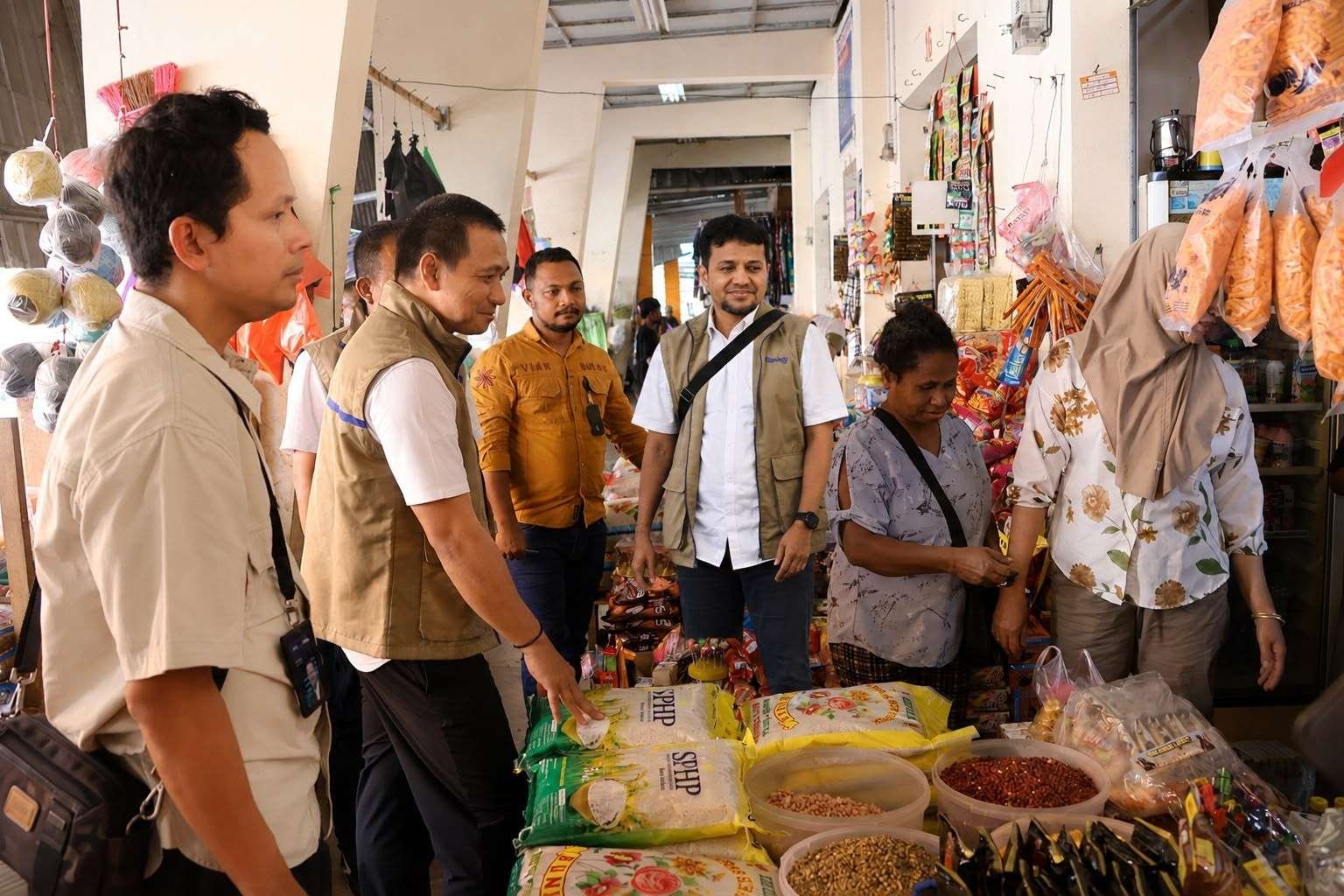 BULOG Pastikan Beras SPHP Melimpah di Pasar Alor BULOG Pastikan Beras SPHP Melimpah di Pasar Alor