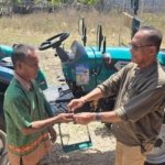 Untuk Pertama Kalinya, Petani Kaliuda Sumba Timur Terima Traktor Roda Empat, Usman Husin Serahkan Langsung ke Gapoktan