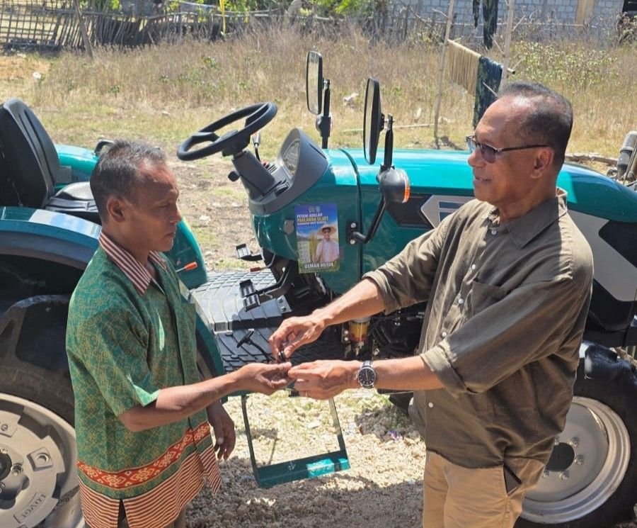 Untuk Pertama Kalinya, Petani Kaliuda Sumba Timur Terima Traktor Roda Empat, Usman Husin Serahkan Langsung ke Gapoktan Untuk Pertama Kalinya, Petani Kaliuda Sumba Timur Terima Traktor Roda Empat, Usman Husin Serahkan Langsung ke Gapoktan