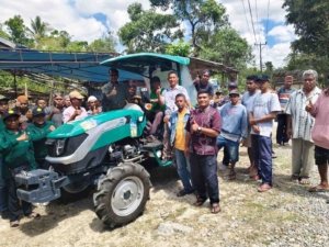 Tak Hanya Bibit 22 Ton, Usman Husin Hadirkan Traktor Roda Empat di Lewa Sumba Timur