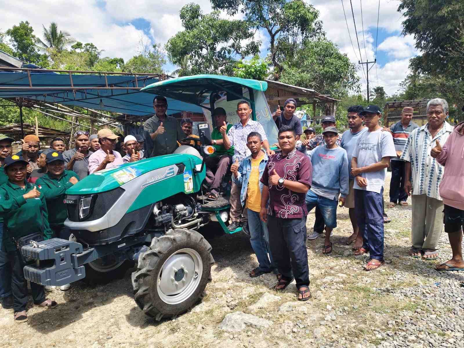 Tak Hanya Bibit 22 Ton, Usman Husin Hadirkan Traktor Roda Empat di Lewa Sumba Timur