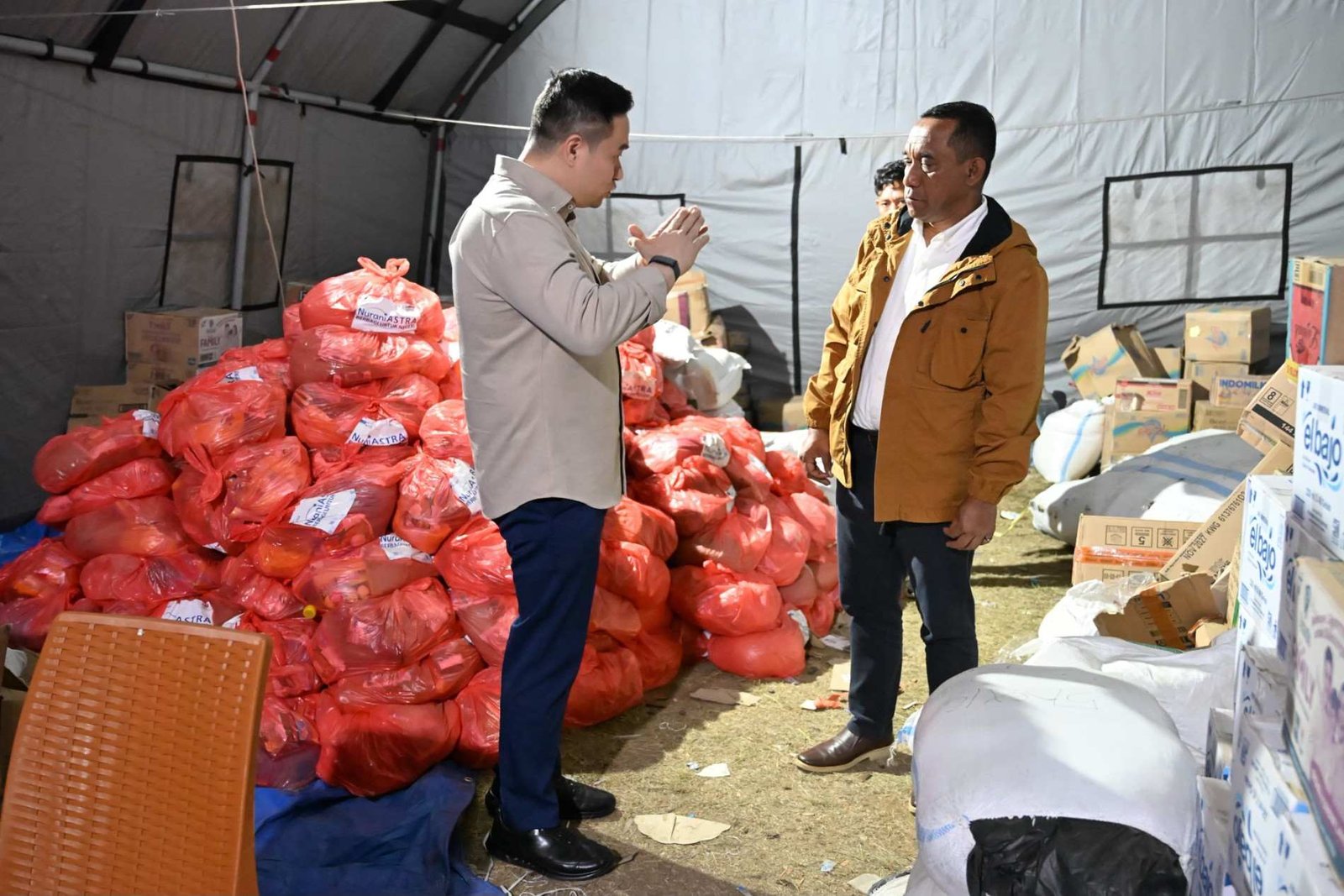 Wali Kota Kupang Hadir Langsung di Flores: Bantuan Ini Tanda Cinta Kami dari Kota Kupang. Wali Kota Kupang Hadir Langsung di Flores: Bantuan Ini Tanda Cinta Kami dari Kota Kupang.