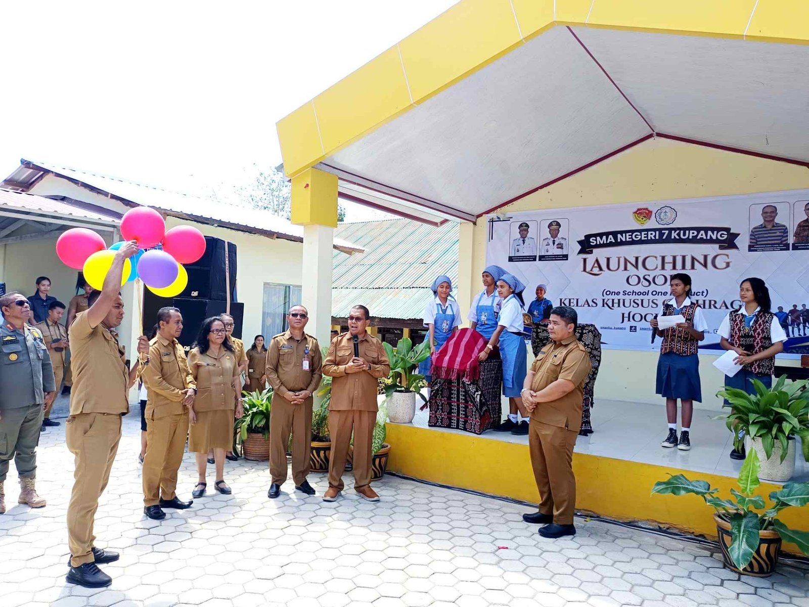 Gubernur Melki Laka Lena Resmikan OSOP “Tunavasi 7” dan Kelas Hockey SMAN 7 Kupang Gubernur Melki Laka Lena Resmikan OSOP “Tunavasi 7” dan Kelas Hockey SMAN 7 Kupang