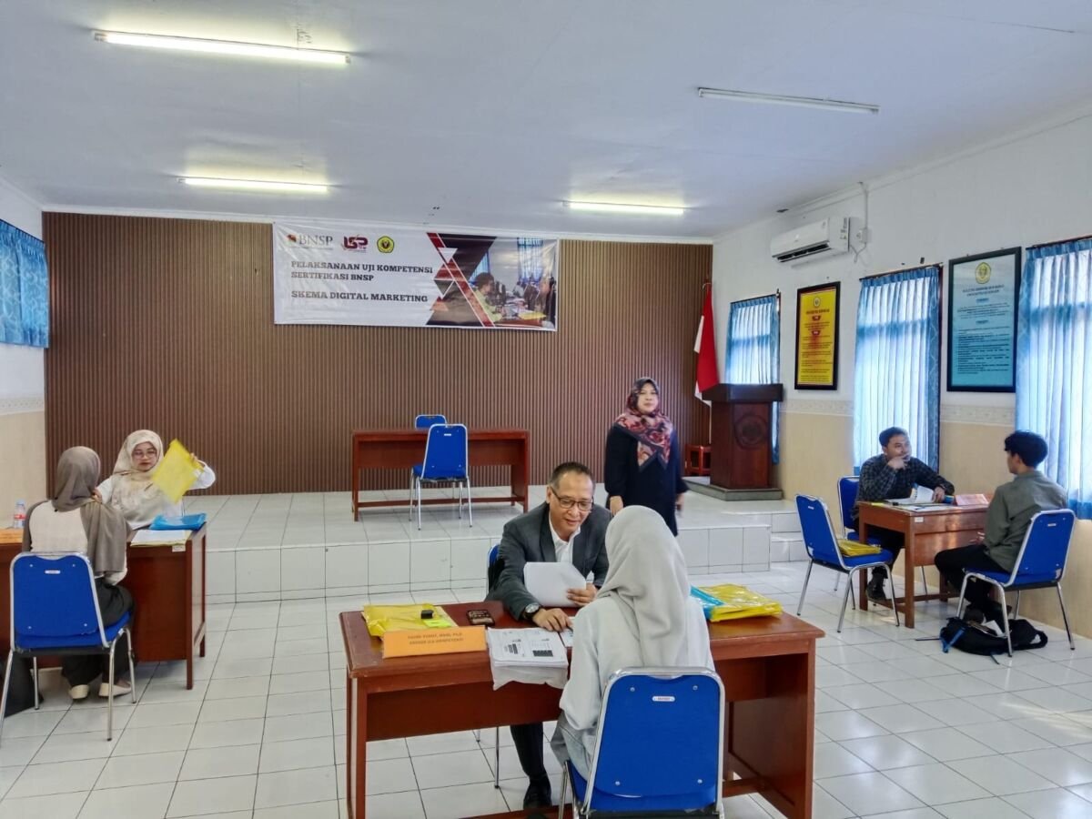 Puluhan Mahasiswa “UNIKU” Ikuti Uji Kompetensi Puluhan Mahasiswa “UNIKU” Ikuti Uji Kompetensi