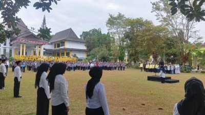 Pimpin Upacara HKN dan HUT RI ke-81 RI di “UNIKU” Ketua YPSAK Serahkan Penghargaan Lektor Kepala