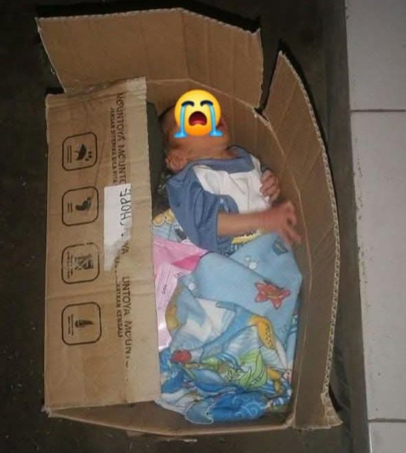 Warga di Kejutkan Ditemukan Bayi Laki-Laki dalam Kardus di Pasar Klitikan Sleman Warga di Kejutkan Ditemukan Bayi Laki-Laki dalam Kardus di Pasar Klitikan Sleman