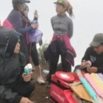 Hasil 4,7 Juta Sehari ,Penjual Es saat Liburan Panjang HUT  RI ke-81 di Puncak Gunung Andong