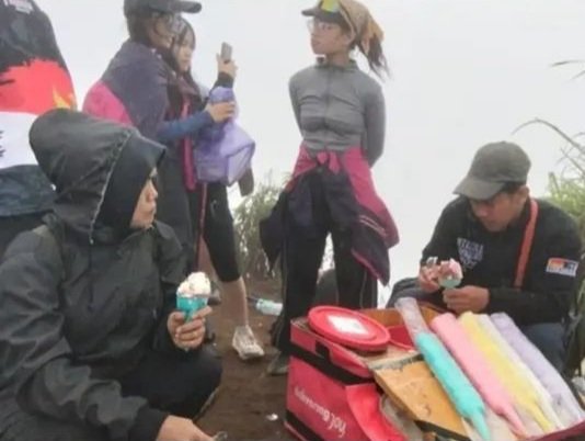 Hasil 4,7 Juta Sehari ,Penjual Es saat Liburan Panjang HUT RI ke-81 di Puncak Gunung Andong Hasil 4,7 Juta Sehari ,Penjual Es saat Liburan Panjang HUT RI ke-81 di Puncak Gunung Andong