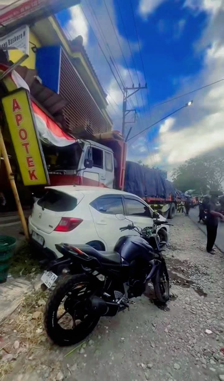 Truk Rem Blong di Jl. Glagah Magelang Tabrak 2 Mobil dan 1 Motor Truk Rem Blong di Jl. Glagah Magelang Tabrak 2 Mobil dan 1 Motor
