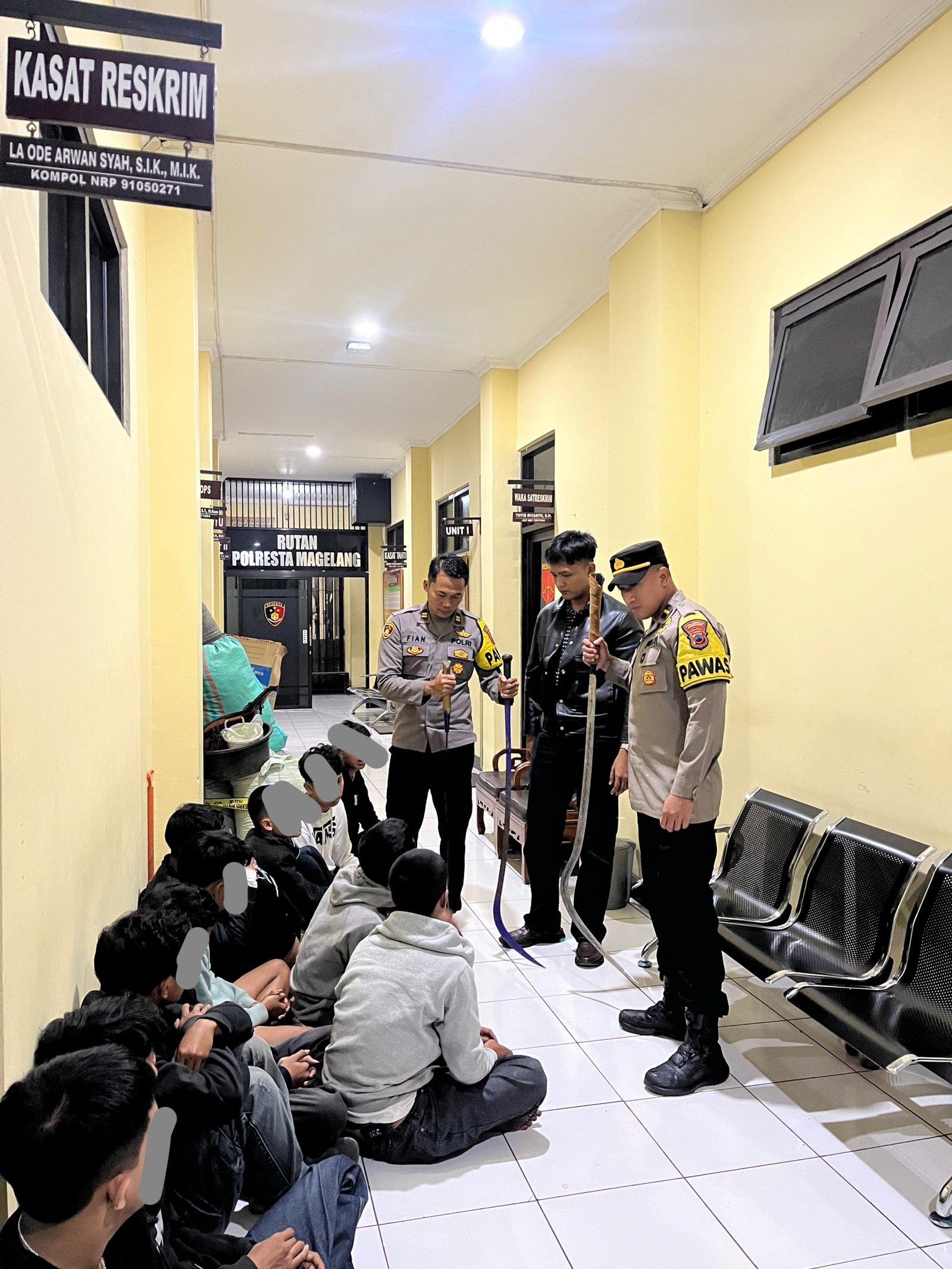 Polisi Amankan 12 Orang dan Sita 3 Sajam saat Polisi Gagalkan Aksi Tawuran Pelajar di Ngluwar Polisi Amankan 12 Orang dan Sita 3 Sajam saat Polisi Gagalkan Aksi Tawuran Pelajar di Ngluwar