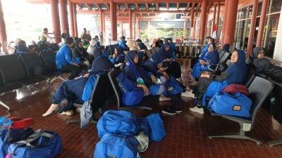Gagal Terbang ke Tanah Suci, Puluhan Jemaah Calon Jemaah Umroh asal Kuningan Terlantar di Bandara Soekarno-Hatta