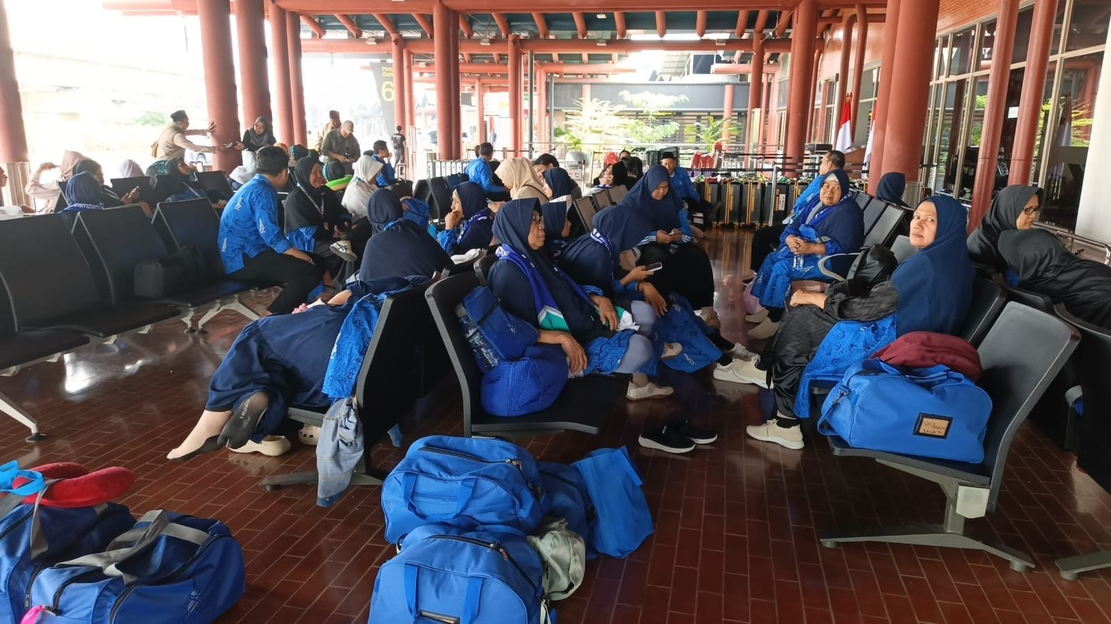 Gagal Terbang ke Tanah Suci, Puluhan Jemaah Calon Jemaah Umroh asal Kuningan Terlantar di Bandara Soekarno-Hatta Gagal Terbang ke Tanah Suci, Puluhan Jemaah Calon Jemaah Umroh asal Kuningan Terlantar di Bandara Soekarno-Hatta