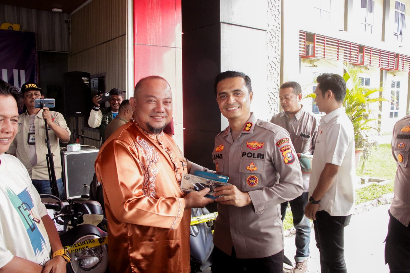 Polres Rohul Kembalikan 1 Unit Mobil dan 8 Unit Sepeda Motor Hasil Curanmor Kepada Korban Gratis Tanpa Dipungut Biaya Polres Rohul Kembalikan 1 Unit Mobil dan 8 Unit Sepeda Motor Hasil Curanmor Kepada Korban Gratis Tanpa Dipungut Biaya