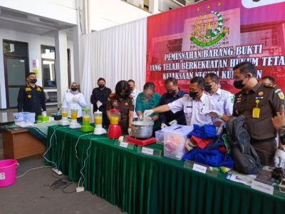 Kejari Kuningan Musnahkan 184 Barang Bukti dari 39 Perkara Inkrah