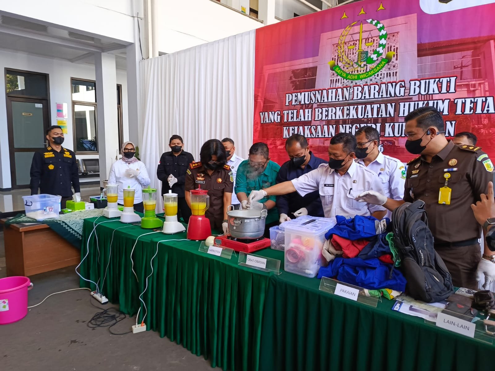 Kejari Kuningan Musnahkan 184 Barang Bukti dari 39 Perkara Inkrah Kejari Kuningan Musnahkan 184 Barang Bukti dari 39 Perkara Inkrah