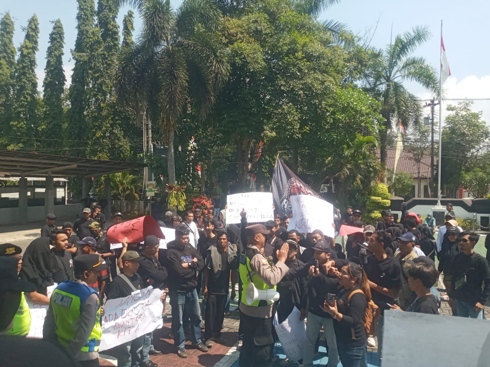 Warga Desa Wonogiri Datangi Kejari Kabupaten Magelang Warga Desa Wonogiri Datangi Kejari Kabupaten Magelang