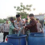 Kekeringan Akibat Kemarau Mulai Terasa, Polres Kuningan dan PAM Tirta Kamuning Salurkan Air Bersih