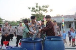 Kekeringan Akibat Kemarau Mulai Terasa, Polres Kuningan dan PAM Tirta Kamuning Salurkan Air Bersih