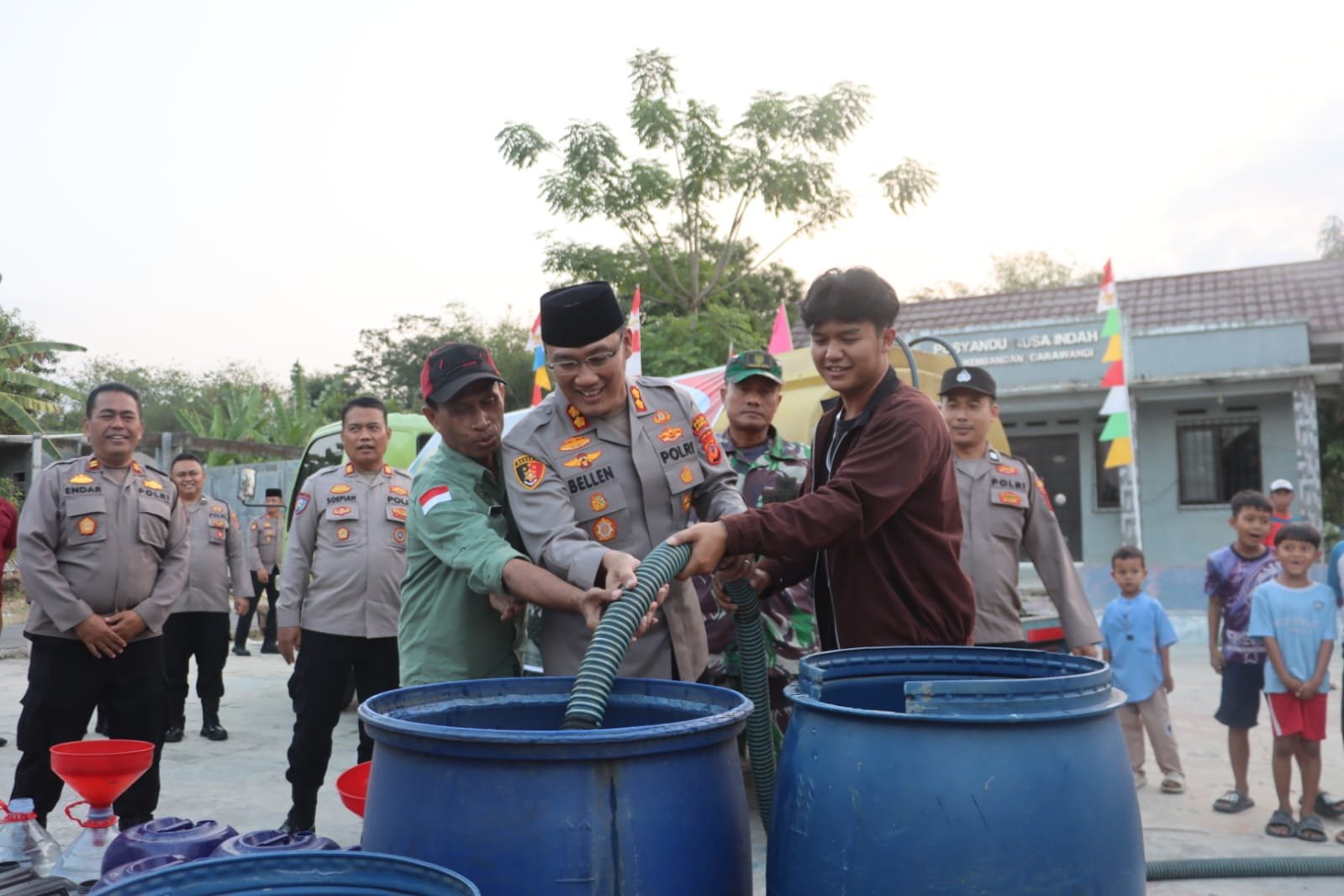 Kekeringan Akibat Kemarau Mulai Terasa, Polres Kuningan dan PAM Tirta Kamuning Salurkan Air Bersih Kekeringan Akibat Kemarau Mulai Terasa, Polres Kuningan dan PAM Tirta Kamuning Salurkan Air Bersih