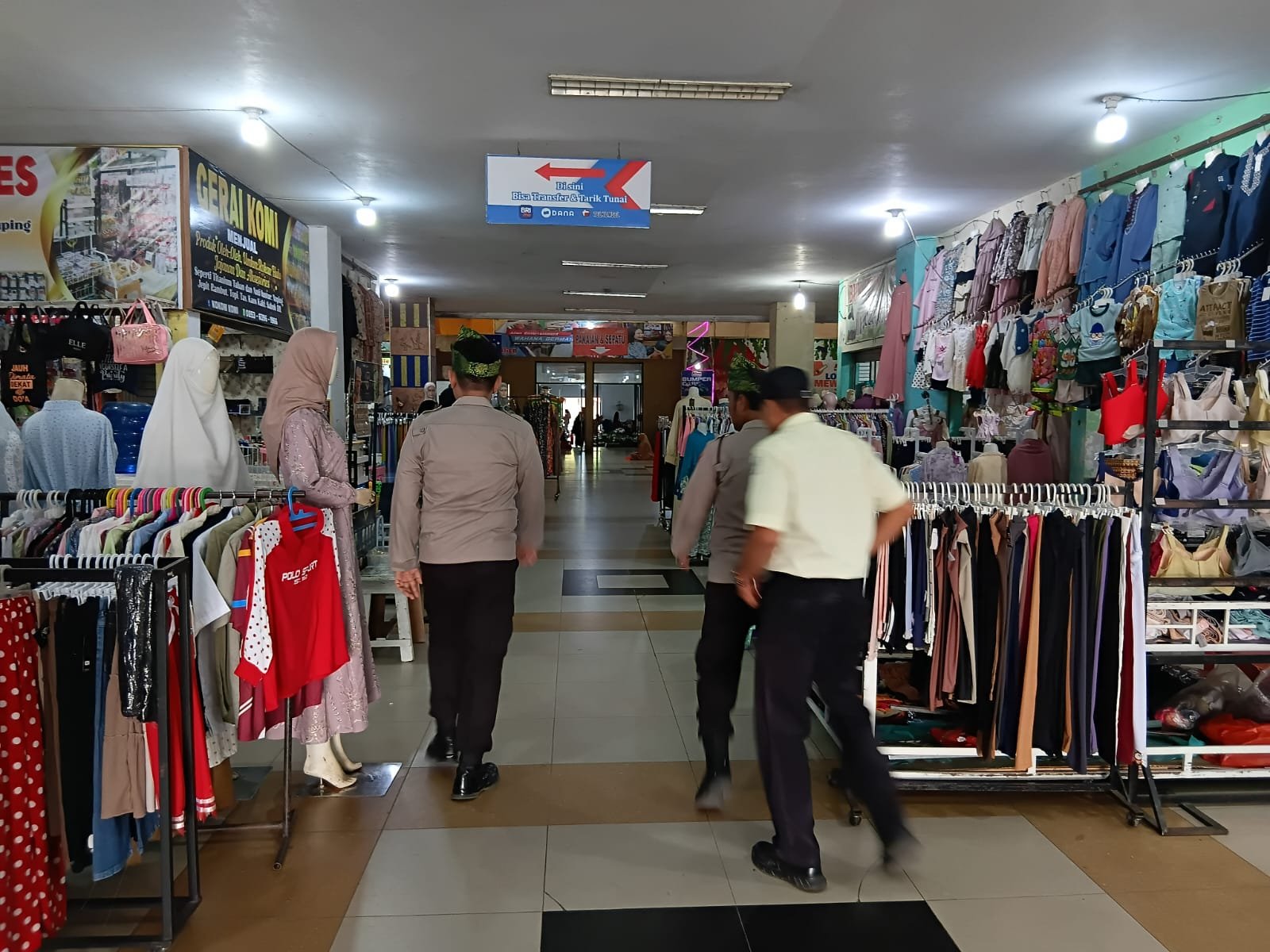 Polsek Rambah Gelar Patroli dan Himbauan Rutin di Pasar Modern Pasir Pengaraian Polsek Rambah Gelar Patroli dan Himbauan Rutin di Pasar Modern Pasir Pengaraian