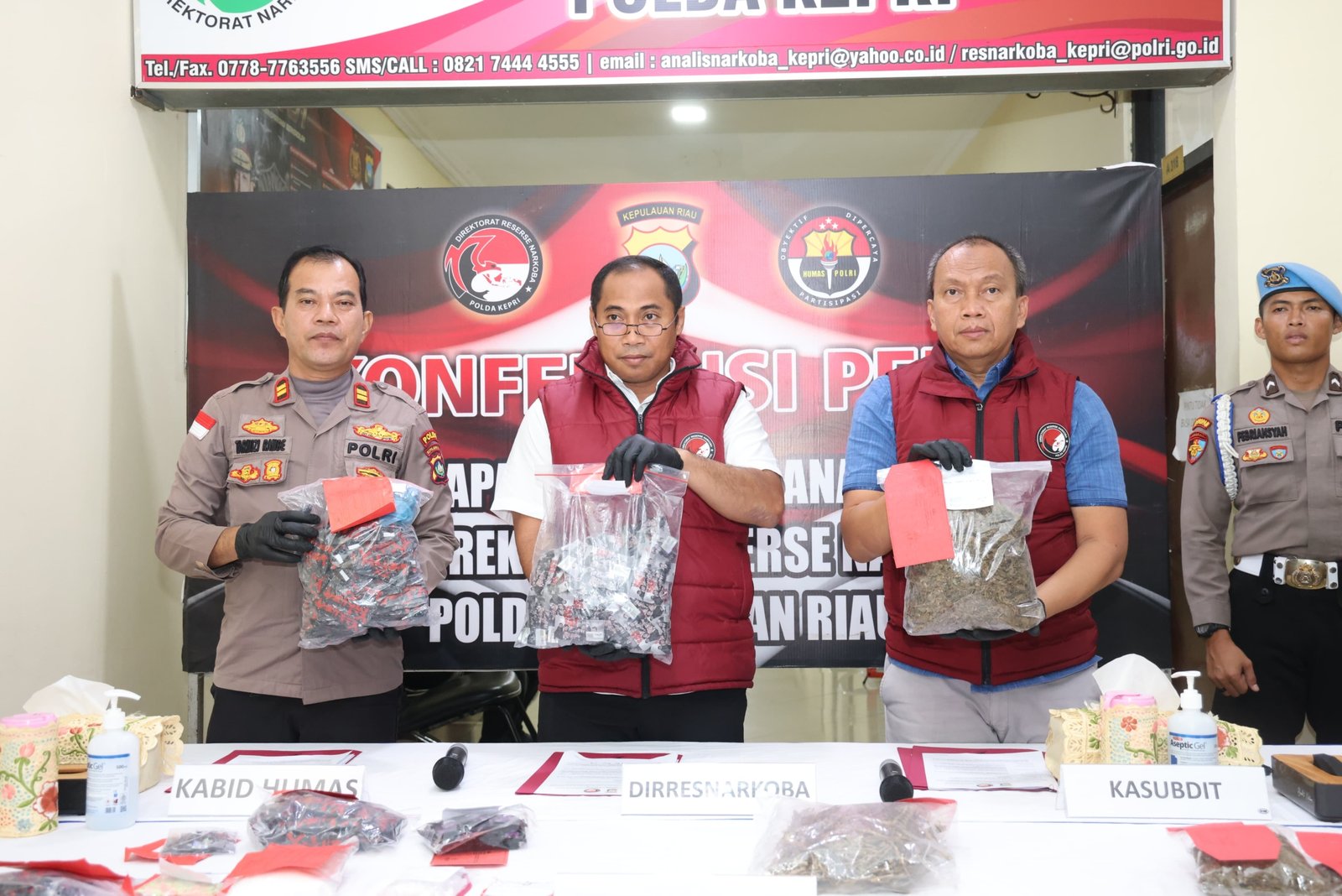 Ditresnarkoba Polda Kepri Ungkap 24 Kasus Narkotika, Amankan 36 Tersangka dan Barang Bukti Senilai Rp. 1,748 Miliar Ditresnarkoba Polda Kepri Ungkap 24 Kasus Narkotika, Amankan 36 Tersangka dan Barang Bukti Senilai Rp. 1,748 Miliar