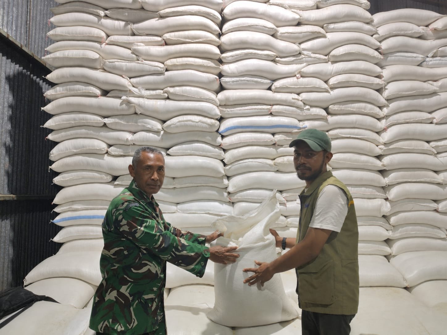 BULOG Terus Bergerak, Salurkan Bantuan Logistik bagi Korban Bencana Gempa Bumi di Pulau Flores