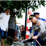 Peduli Warga Terdampak Kekeringan, Polresta Cirebon Distribusikan 6.000 Liter Air Bersih ke Desa Slangit