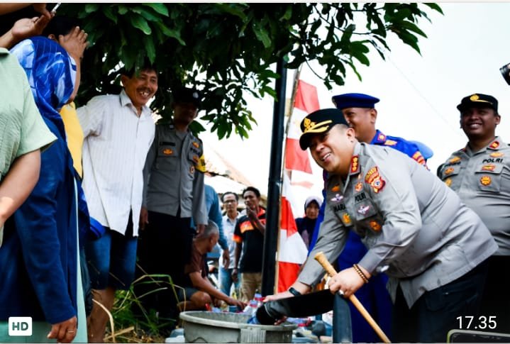 Peduli Warga Terdampak Kekeringan, Polresta Cirebon Distribusikan 6.000 Liter Air Bersih ke Desa Slangit Peduli Warga Terdampak Kekeringan, Polresta Cirebon Distribusikan 6.000 Liter Air Bersih ke Desa Slangit