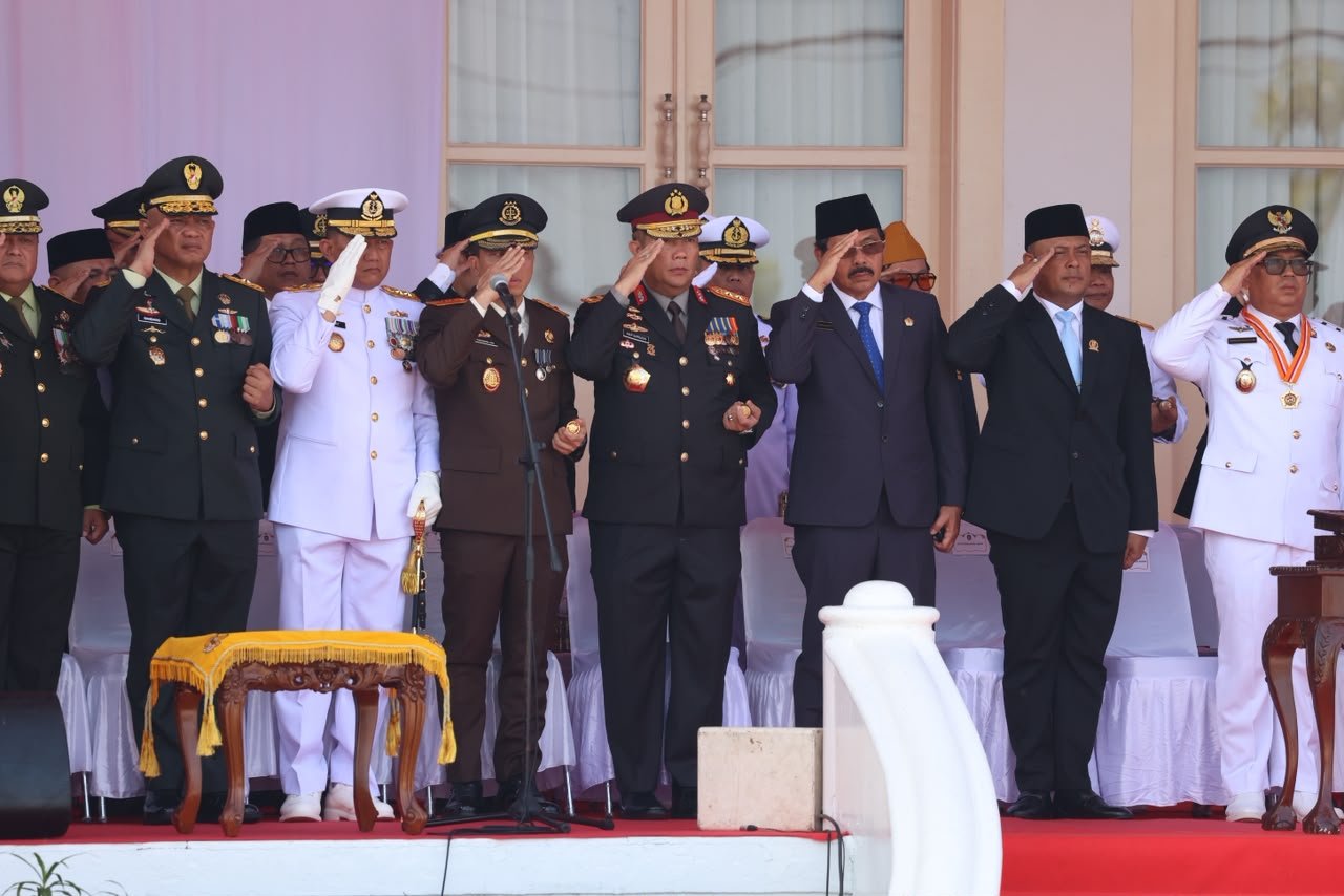 Kapolda Kepri Ikuti Upacara HUT ke-81 Kemerdekaan RI, Perkuat Sinergi Jaga Keamanan Kepri Kapolda Kepri Ikuti Upacara HUT ke-81 Kemerdekaan RI, Perkuat Sinergi Jaga Keamanan Kepri