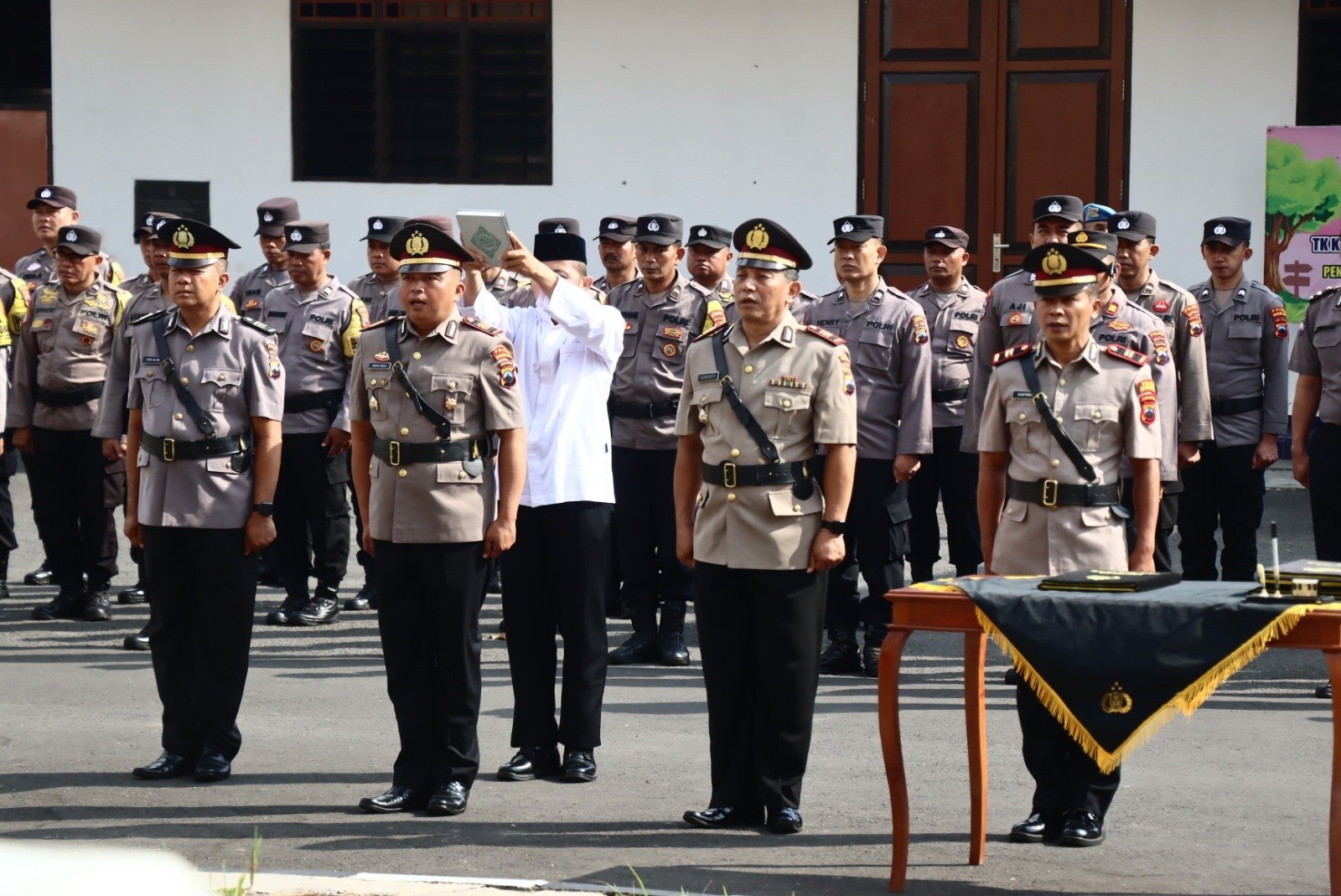 Sertijab Dua Kapolsek dan Pelantikan Kasiwas Dipimpin Langsung Kapolres Magelang Kota Sertijab Dua Kapolsek dan Pelantikan Kasiwas Dipimpin Langsung Kapolres Magelang Kota