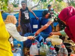 Atasi Krisis Air Bersih, Kodim 0615/KNG Salurkan Ribuan Air untuk Warga Desa Cihanjaro