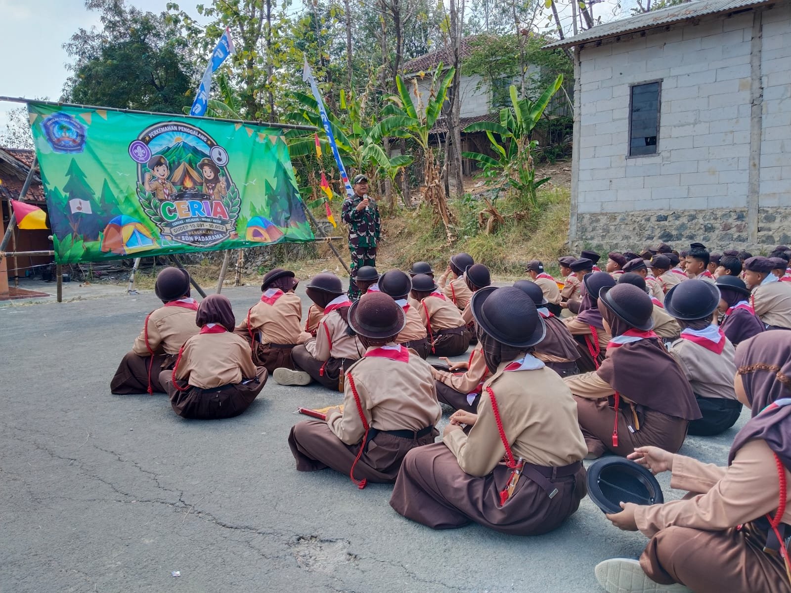 Pupuk Rasa Cinta Tanah Air Sejak Dini, Koramil Ciawigebang Sambangi SDN Padarama Pupuk Rasa Cinta Tanah Air Sejak Dini, Koramil Ciawigebang Sambangi SDN Padarama