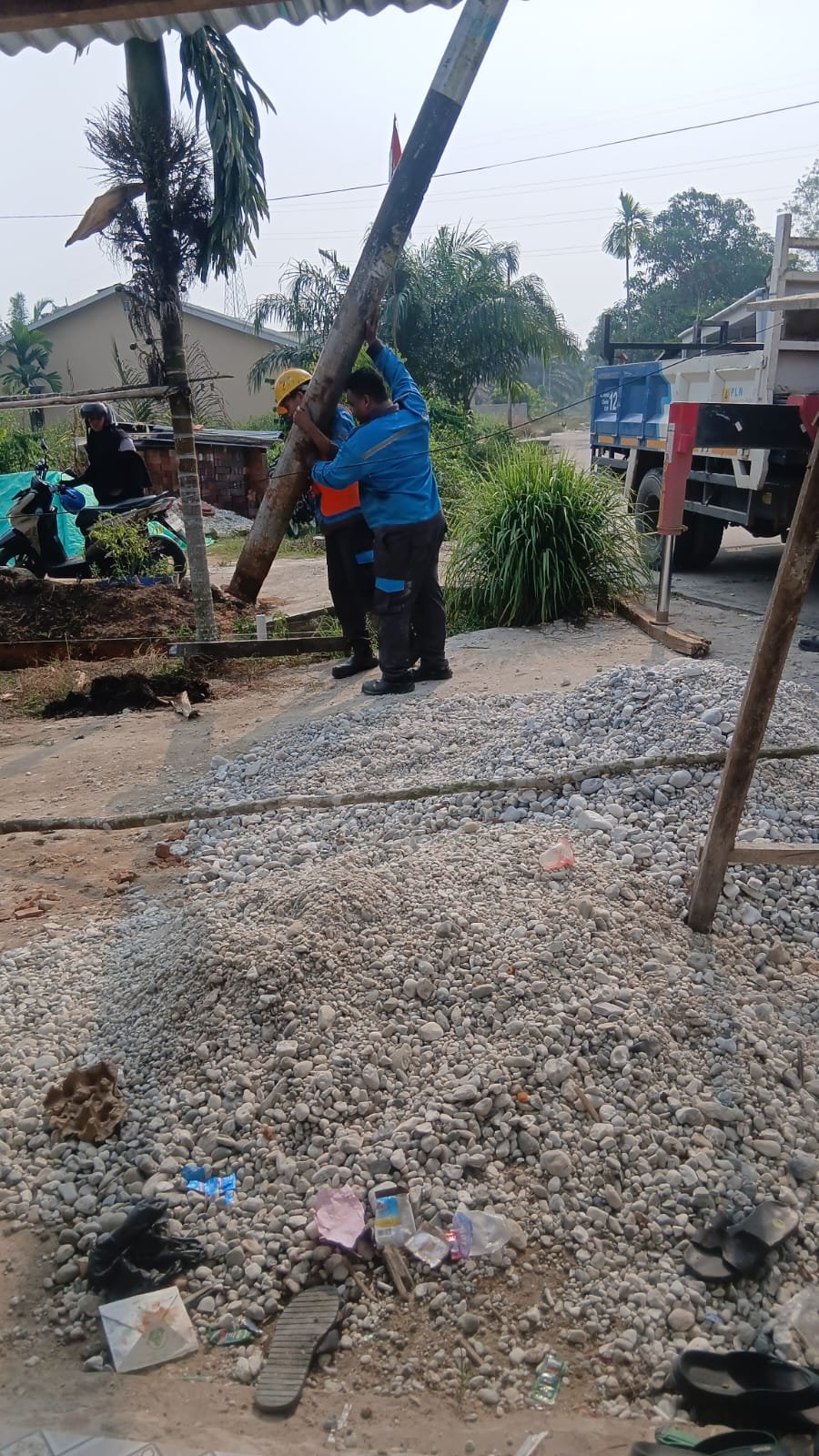 Warga GG Surau Kecewa, Tiang Listrik PLN Baru Dipasang Setelah Viral Warga GG Surau Kecewa, Tiang Listrik PLN Baru Dipasang Setelah Viral