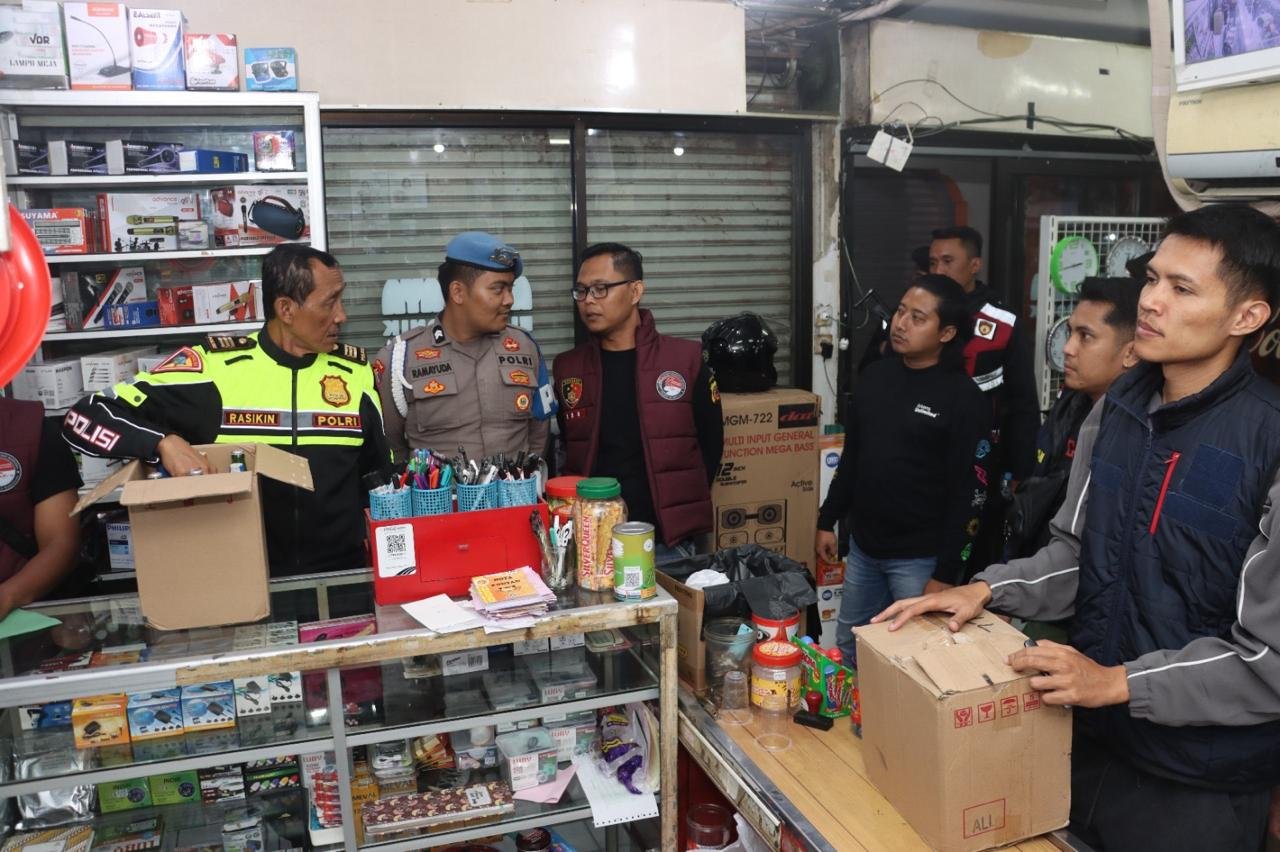 Polisi Razia Puluhan Botol Miras Berbagai Merk Polisi Razia Puluhan Botol Miras Berbagai Merk