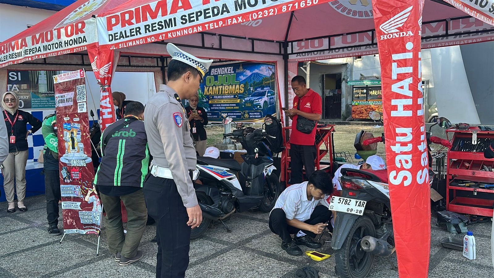 Polres Kuningan Berikan Pelayanan Gratis Service dan Ganti Oli kepada Puluhan Driver Ojol Polres Kuningan Berikan Pelayanan Gratis Service dan Ganti Oli kepada Puluhan Driver Ojol