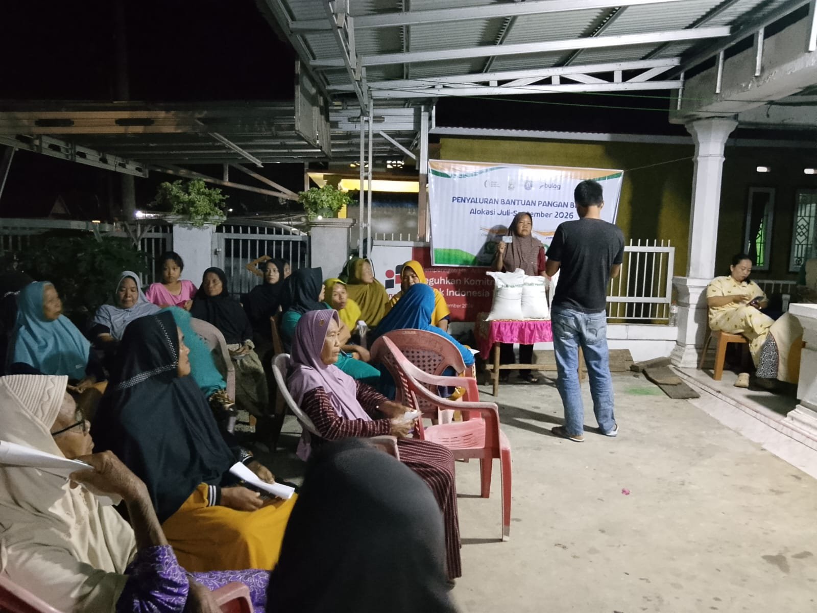 60 KK di Desa Sukabanjar Terima Bantuan Beras Bulog 30 Kg Per KK