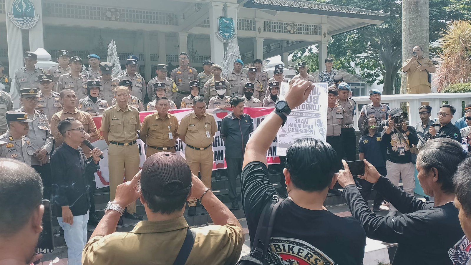 Sebut Jurnalis “Londo Ireng”, Pernyataan Presiden Prabowo Memicu Aksi Damai Ratusan Wartawan di Kuningan Sebut Jurnalis “Londo Ireng”, Pernyataan Presiden Prabowo Memicu Aksi Damai Ratusan Wartawan di Kuningan