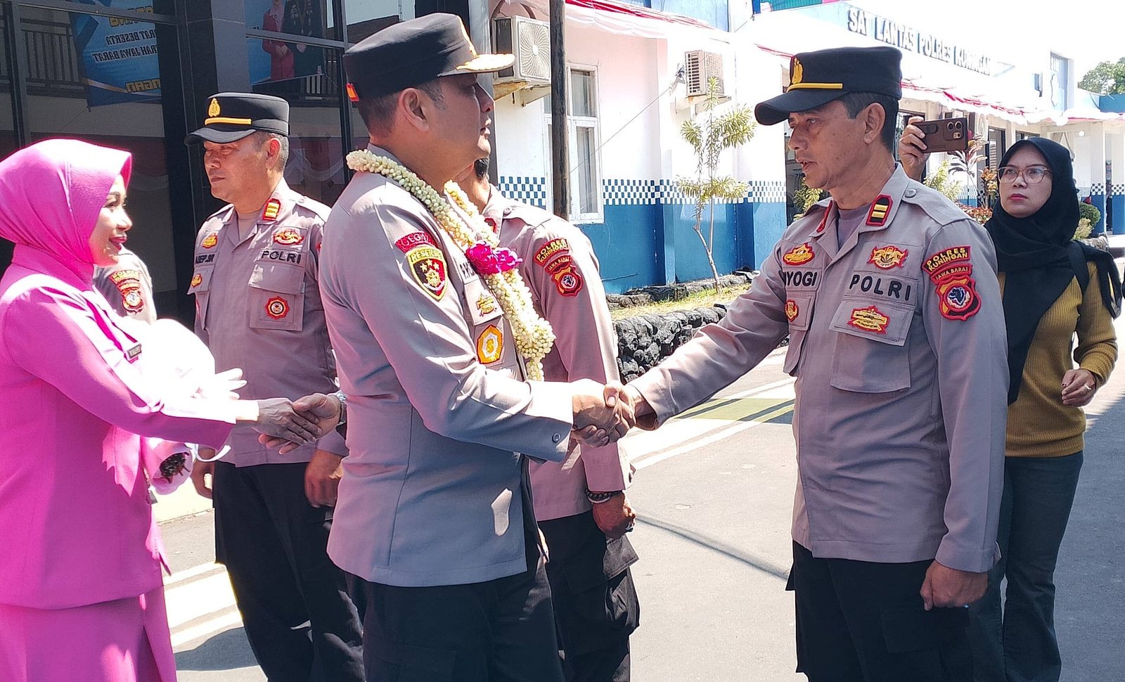 Di Depan Jajaran Polres Kuningan, Kapolda Jabar Ungkap Tagline “JAWARA” Lahir dari Riset 10 Ribu Responden Di Depan Jajaran Polres Kuningan, Kapolda Jabar Ungkap Tagline “JAWARA” Lahir dari Riset 10 Ribu Responden